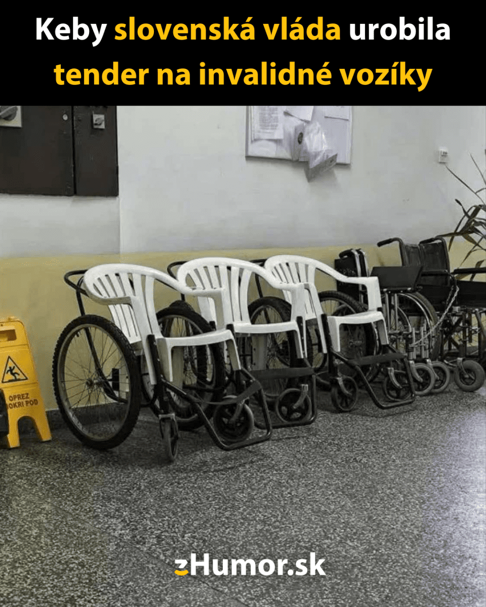 Náhrada invalidných vozíkov plastovými stoličkami vtipne ilustruje absurdnú situáciu v zdravotníctve.