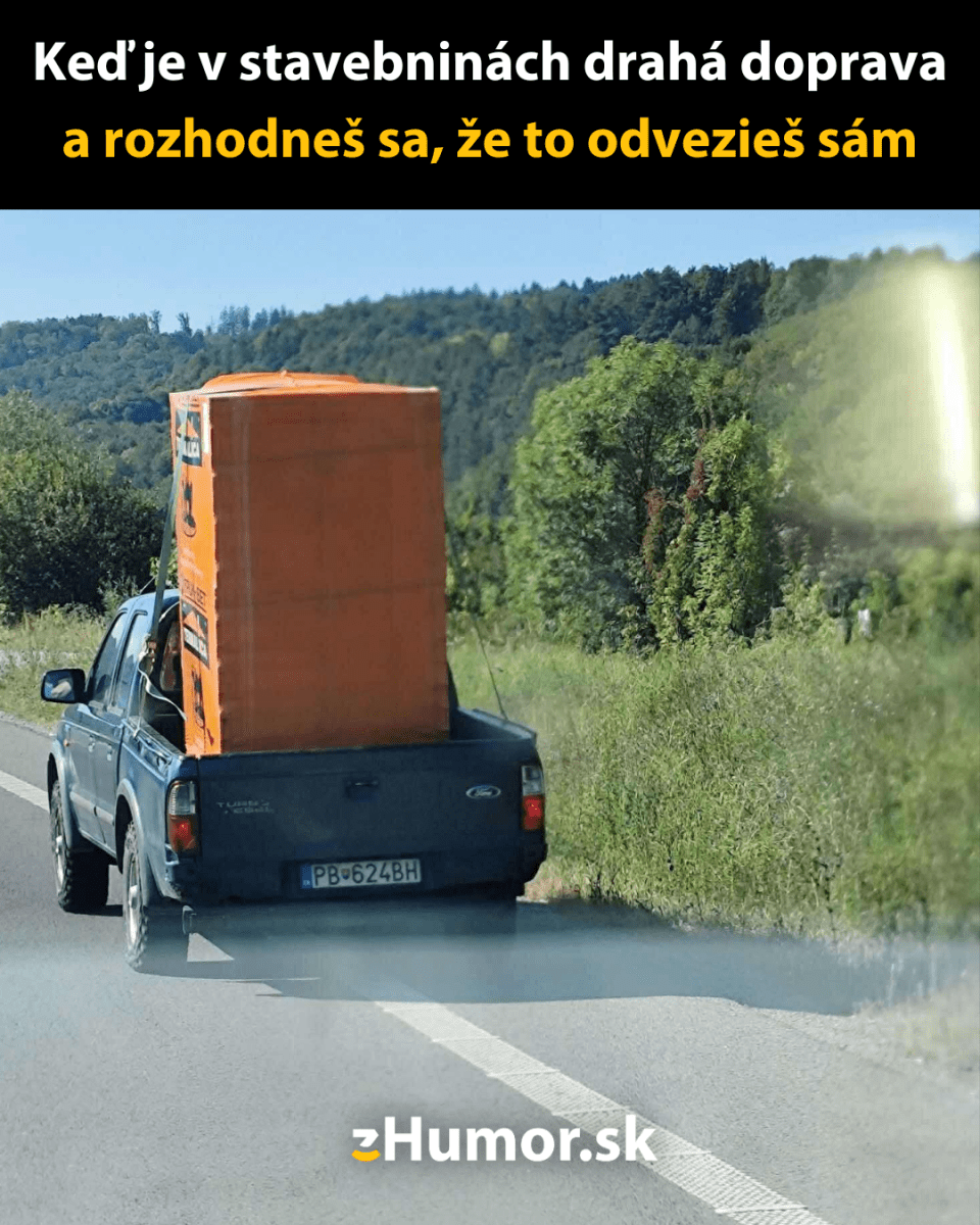 Pickup preváža veľkú kartónovú krabicu po vidieckej ceste bez zaistenia, ilustrácia šetriacej dopravy.
