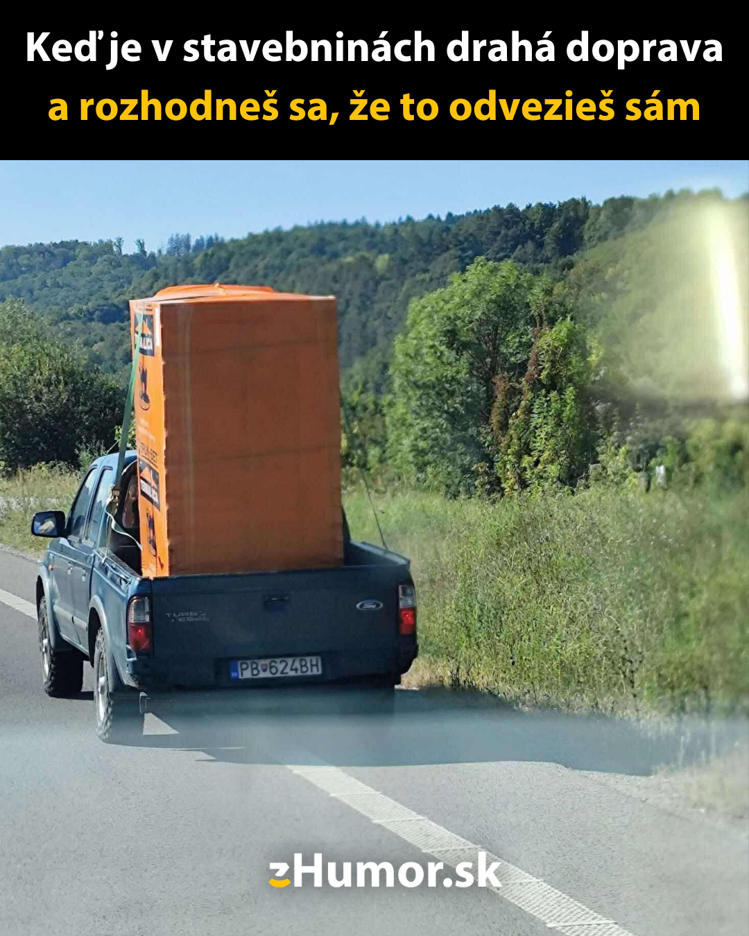 Pickup preváža veľkú kartónovú krabicu po vidieckej ceste bez zaistenia, ilustrácia šetriacej dopravy.