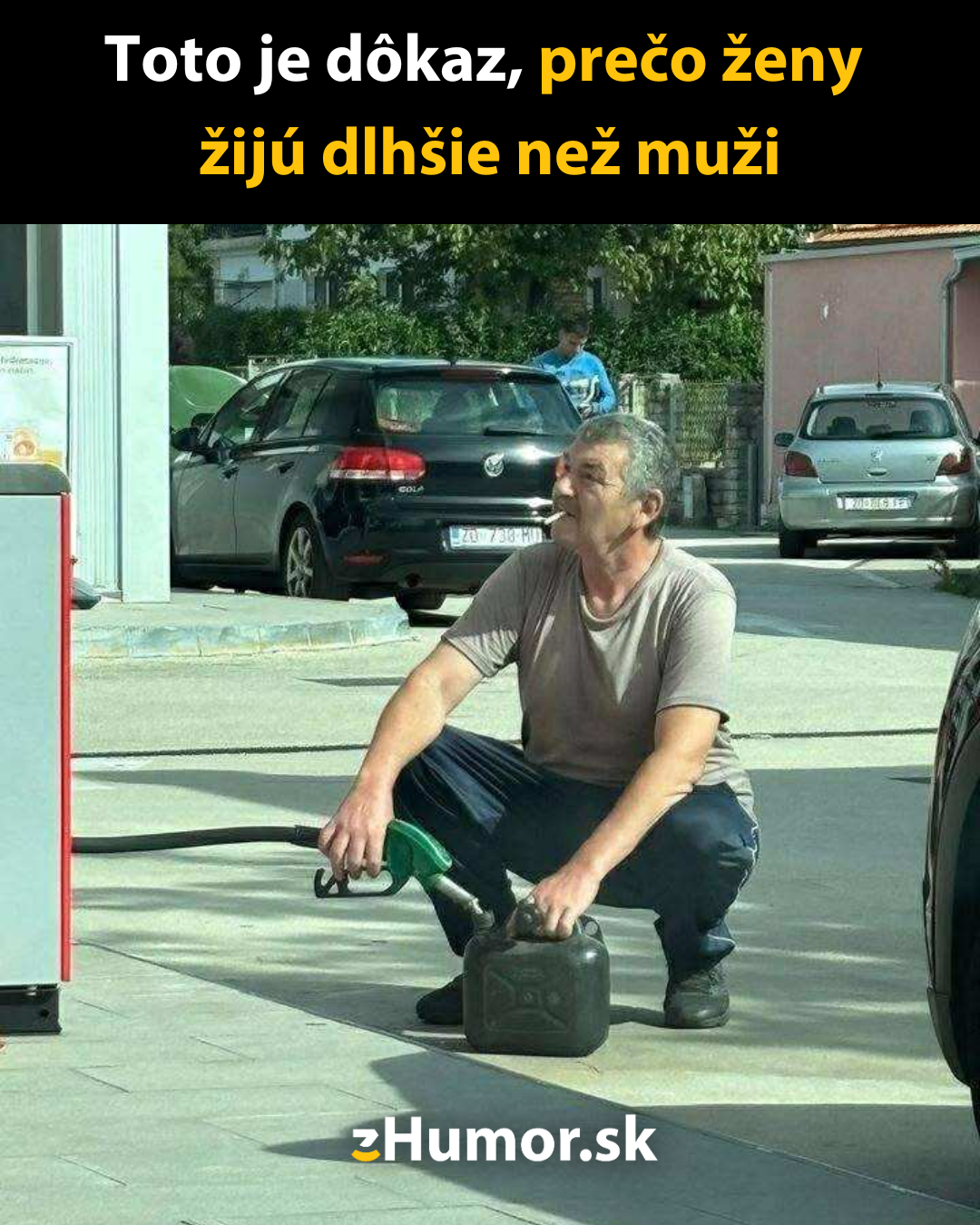 Muž tankuje do kanistra na benzínovej stanici neštandardným spôsobom.