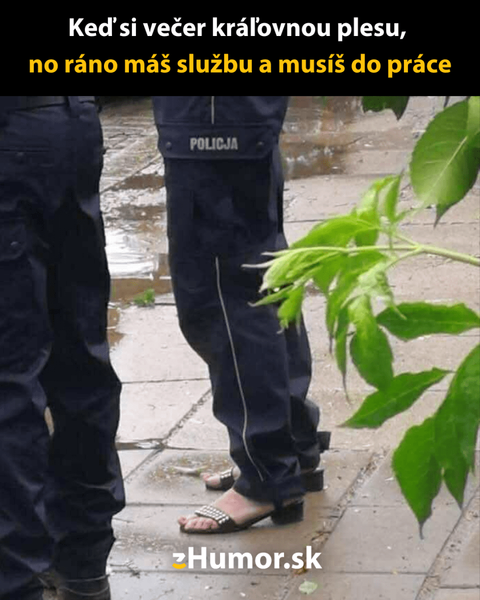 Policajt v sandáloch na chodníku, vtipná situácia znázorňuje kontrast medzi prácou a voľným časom.