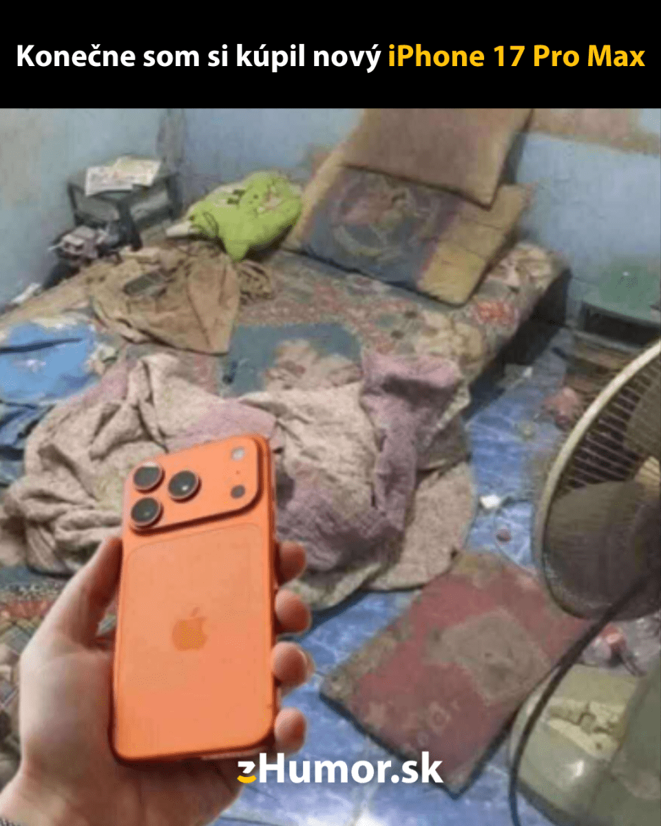 Osoba drží oranžový telefón v chaotickej izbe, humorný kontrast medzi technológiou a nepořádkom.