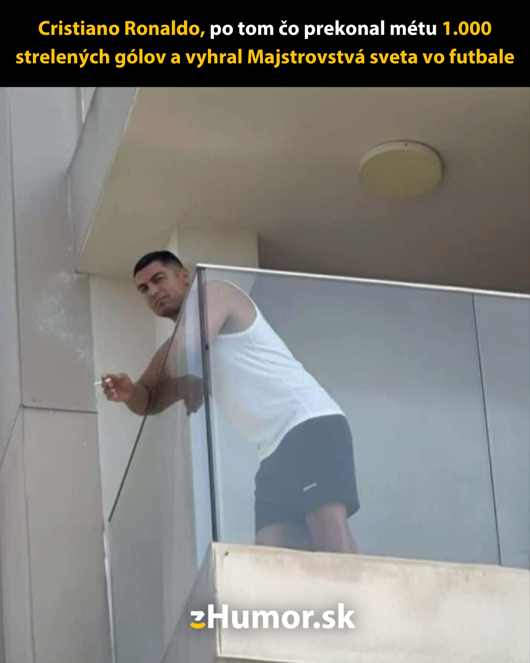 Osoba na balkóne v bielom tričku a čiernych šortkách, opierajúca sa o zábradlie, drží cigaretu.