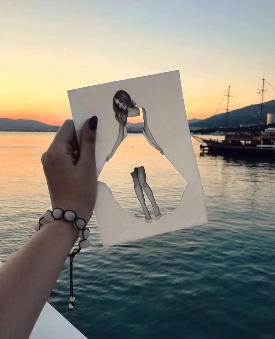 Kreslený obrázok siedmy vo formáte rezu kreatívne spojený s západom slnka nad morom.