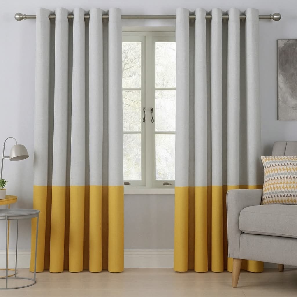 Šedé a žlté závesy v obývacej izbe, moderný interiér s pohovkou, lampou a vankúšom pri okne.