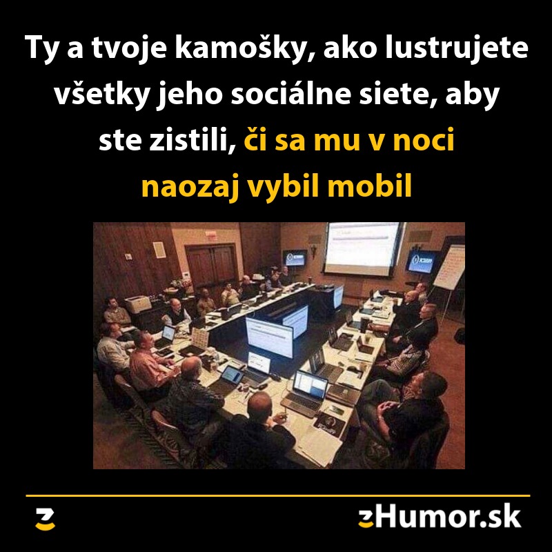 Ženy skúmajú sociálne siete, aby zistili pravdu o večernom vybití mobilu.