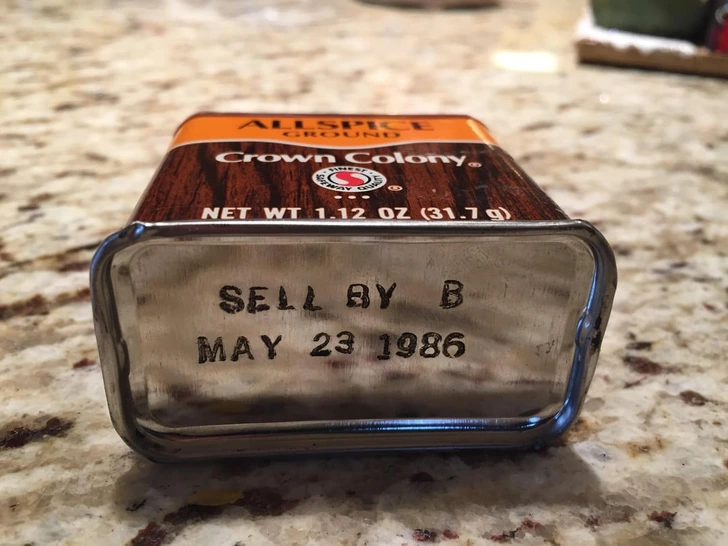 Stará korenička Crown Colony s dátumom spotreby 23. máj 1986 na kuchynskej doske.