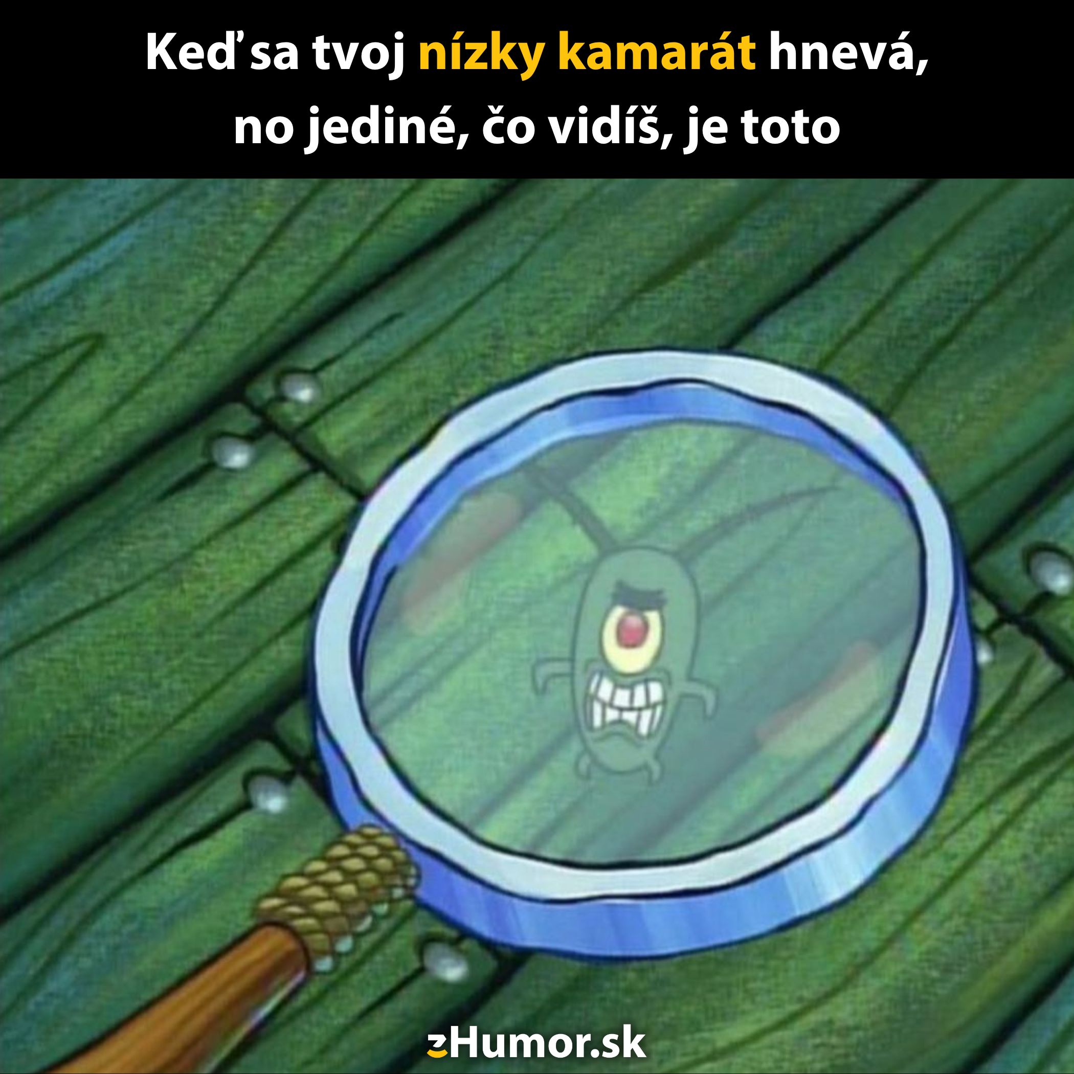 Postavička pod lupou sa smeje vtipnému textu o nízkom kamarátovi, ktorý vyzerá nahnevane.