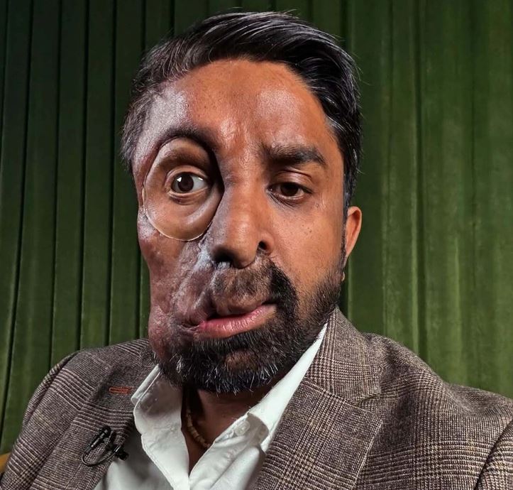 Ľudia v pracovnom prostredí s výrazným výrazom v tvári a slúchadlom na saku.