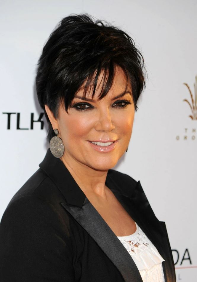 Ospravedlňujem sa, neviem, kto je na obrázku. Alternatívny text: Žena s krátkymi tmavými vlasmi a elegantným oblečením na podujatí.