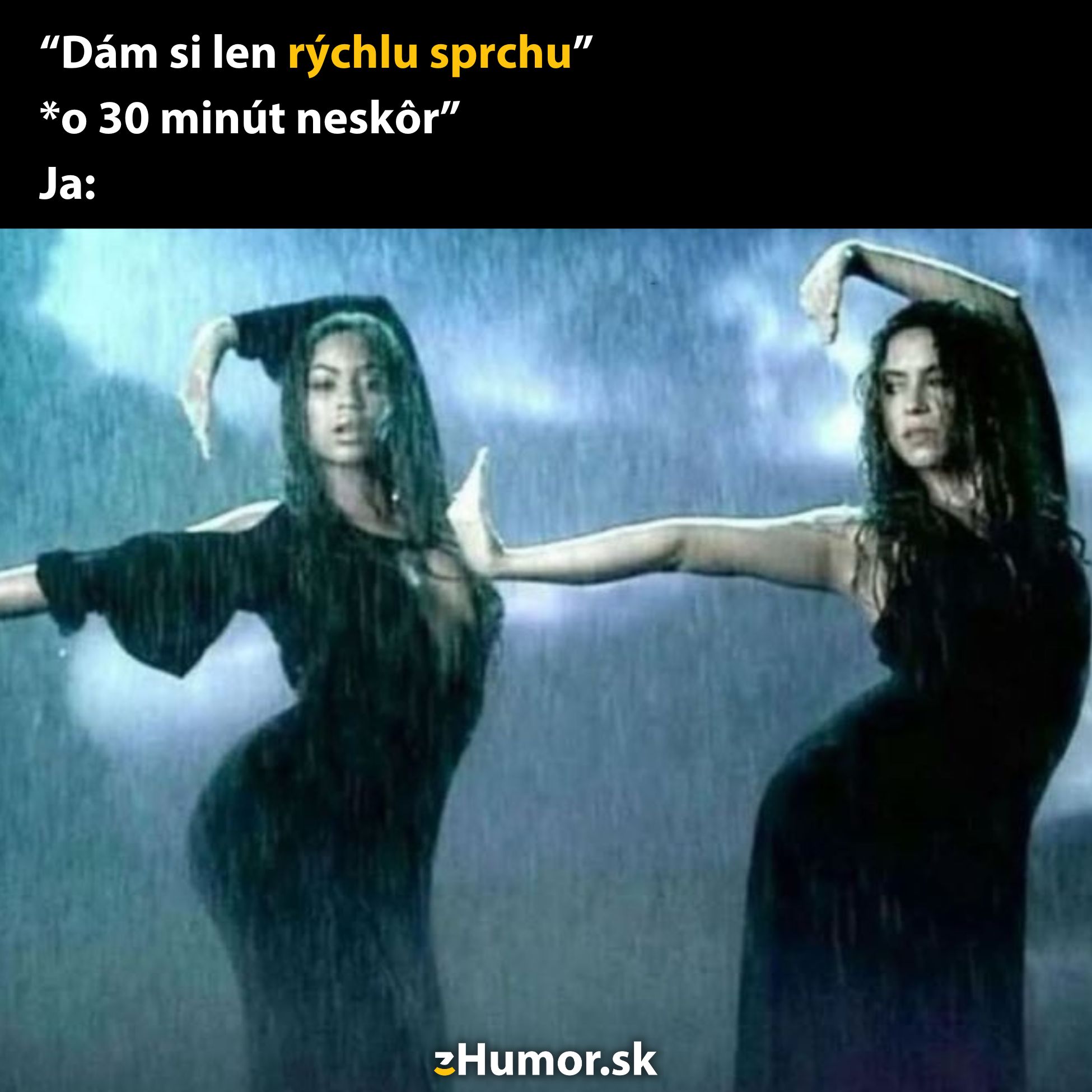 Ženy v daždi pózujú v čiernych šatách, nadpis vtipne komentuje dlhú dobu v sprche.