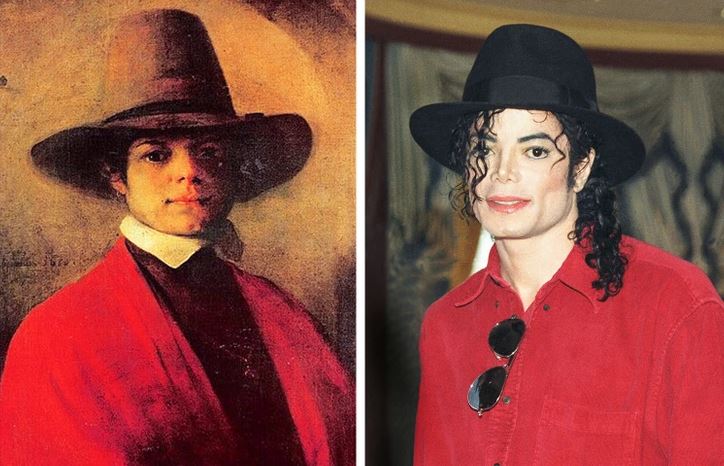 Neznáma osoba v červenom odeve a klobúku vedľa podobnej postavy v modernom oblečení.