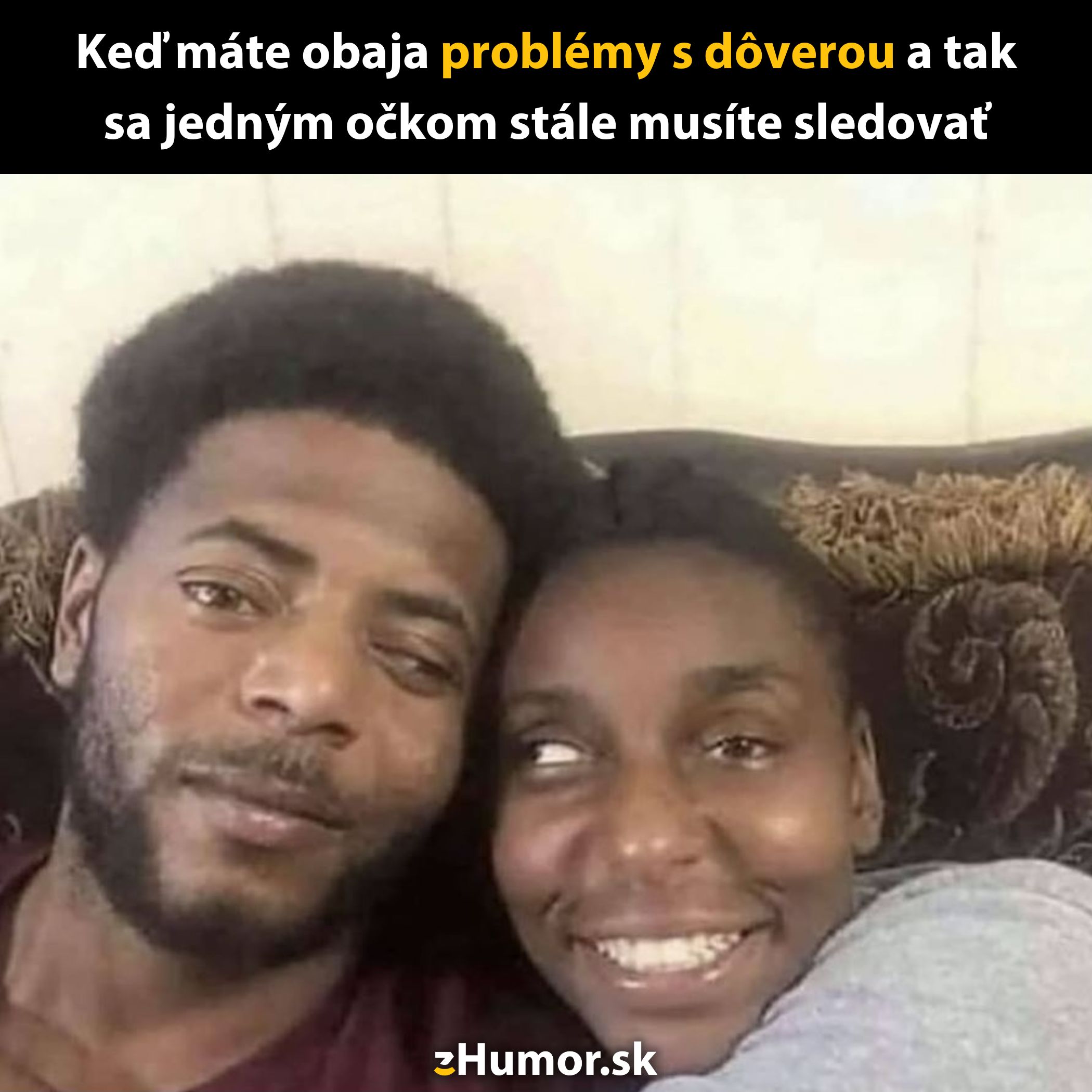 Pár sa smeje na gauči s textom o dôvere.