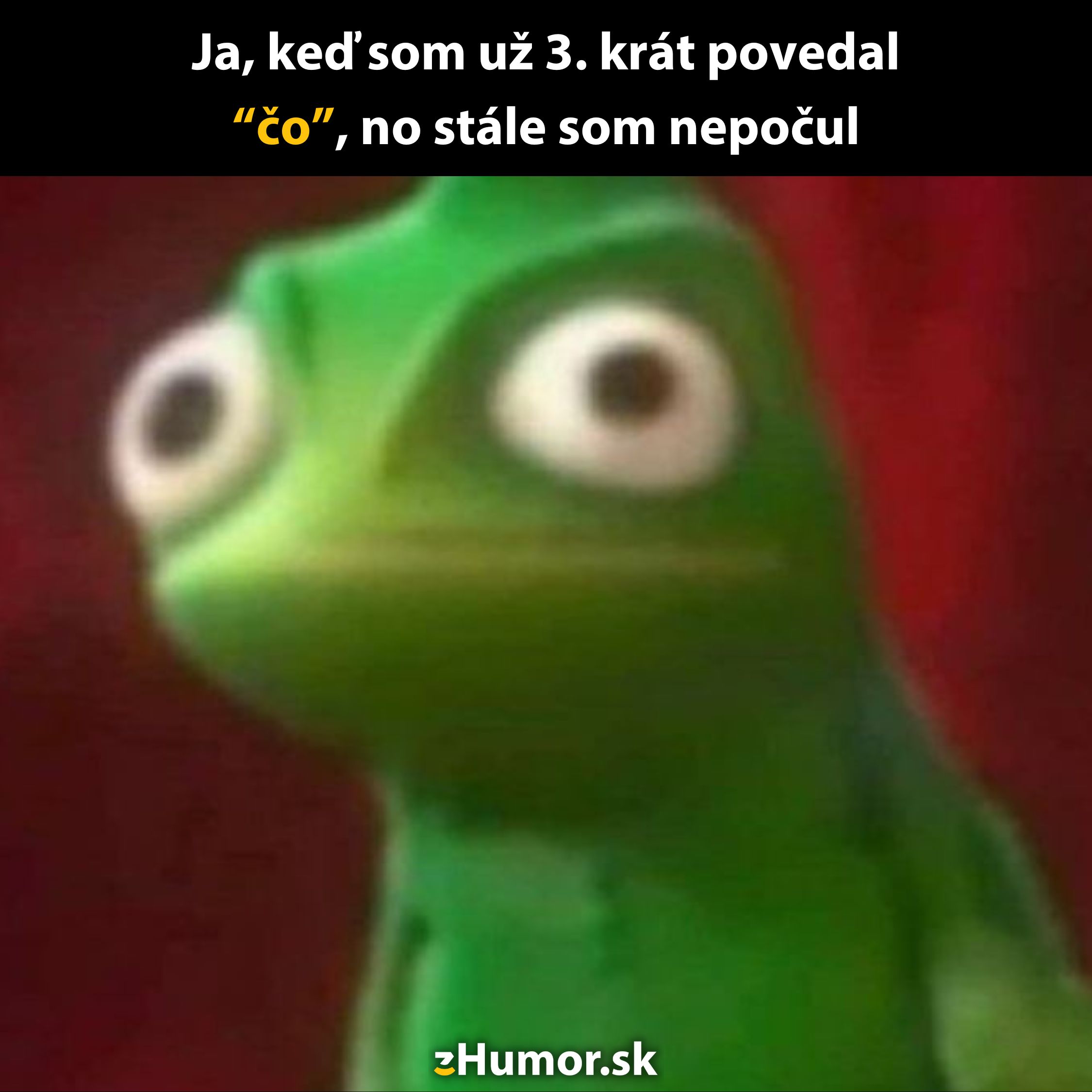 Zmätená zelená postavička so širokými očami na rozmazanom pozadí vyjadruje zmätok. Text: Ja, keď som už 3. krát povedal...