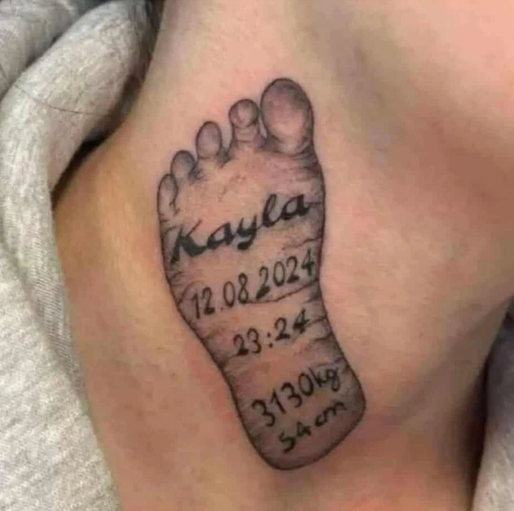 Tetovanie detskej nohy s menom, dátumom narodenia, časom a mierami na krku.