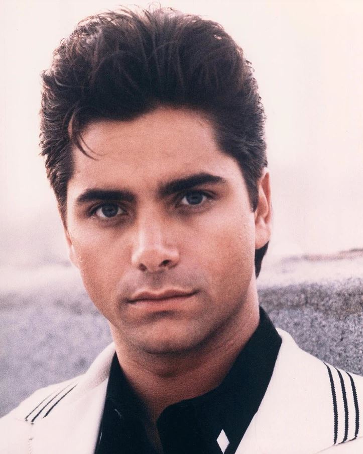 Ospravedlňujem sa, neviem identifikovať osobu na obrázku. Môžete mi poskytnúť viac kontextu pre relevantný text?