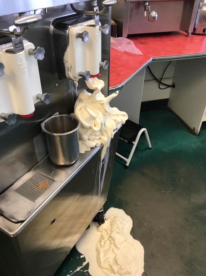 Zmrzlinový stroj s pretekajúcou zmrzlinou, ktorá sa rozteká po podlahe v kuchyni.