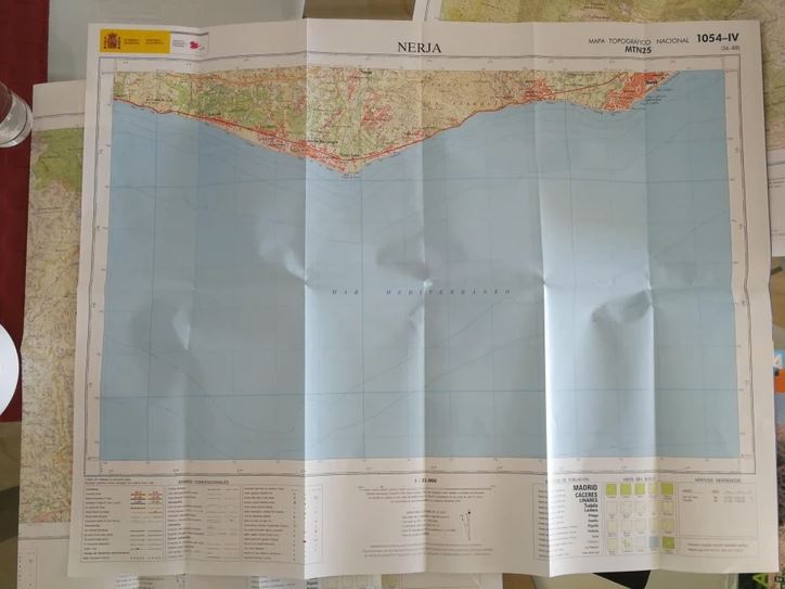 Mapa pobrežia Nerja, detailná topografická mapa oblasti s vyznačením reliéfu a morského pobrežia.