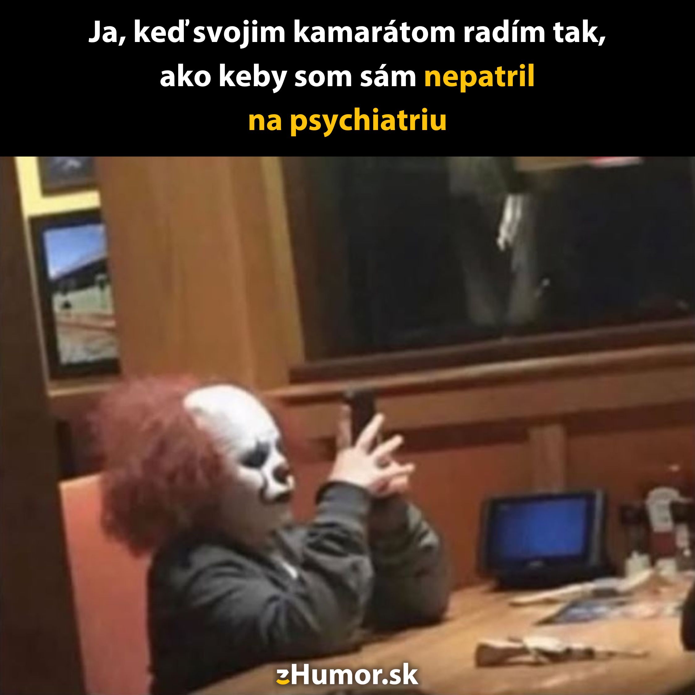 Klaun sediaci za stolom v reštaurácii s legračným nápisom o radách a psychiatrii.