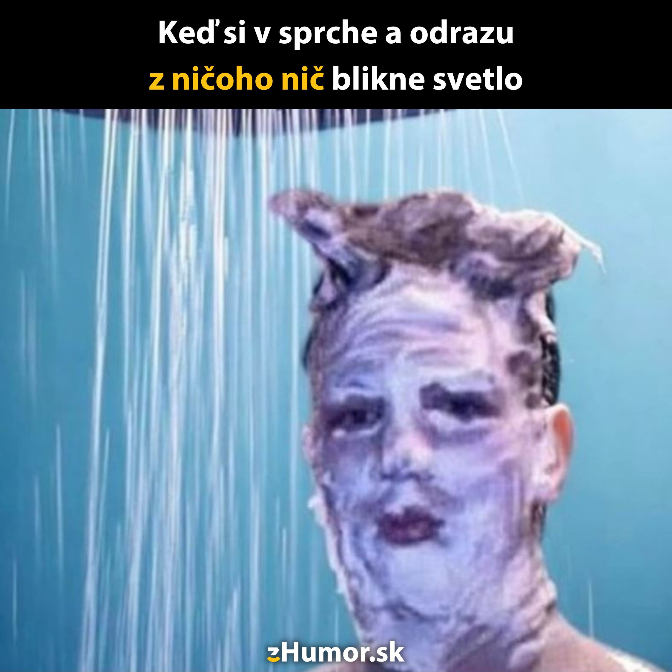 Osoba v sprche s penou na tvári vyzerá šokovane, keď sa rozsvieti svetlo. Humorná scénka.