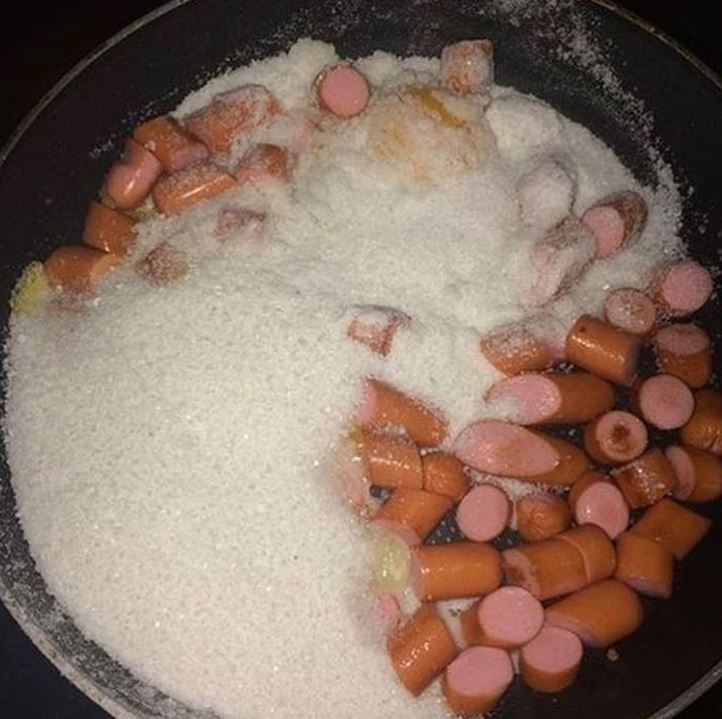 Klobásky a cukor na panvici: netradičná kombinácia surovín na neobvyklý recept alebo kuchársky experiment.