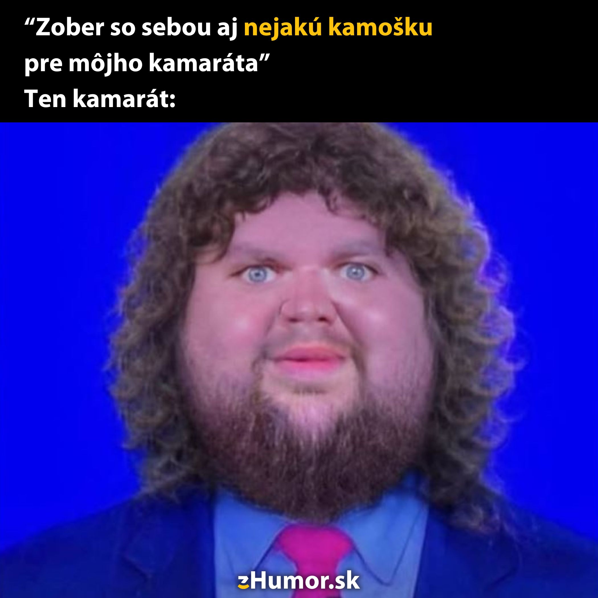 Muž s kučeravými vlasmi a bradou v modrom obleku s výrazným pohľadom na modrom pozadí.