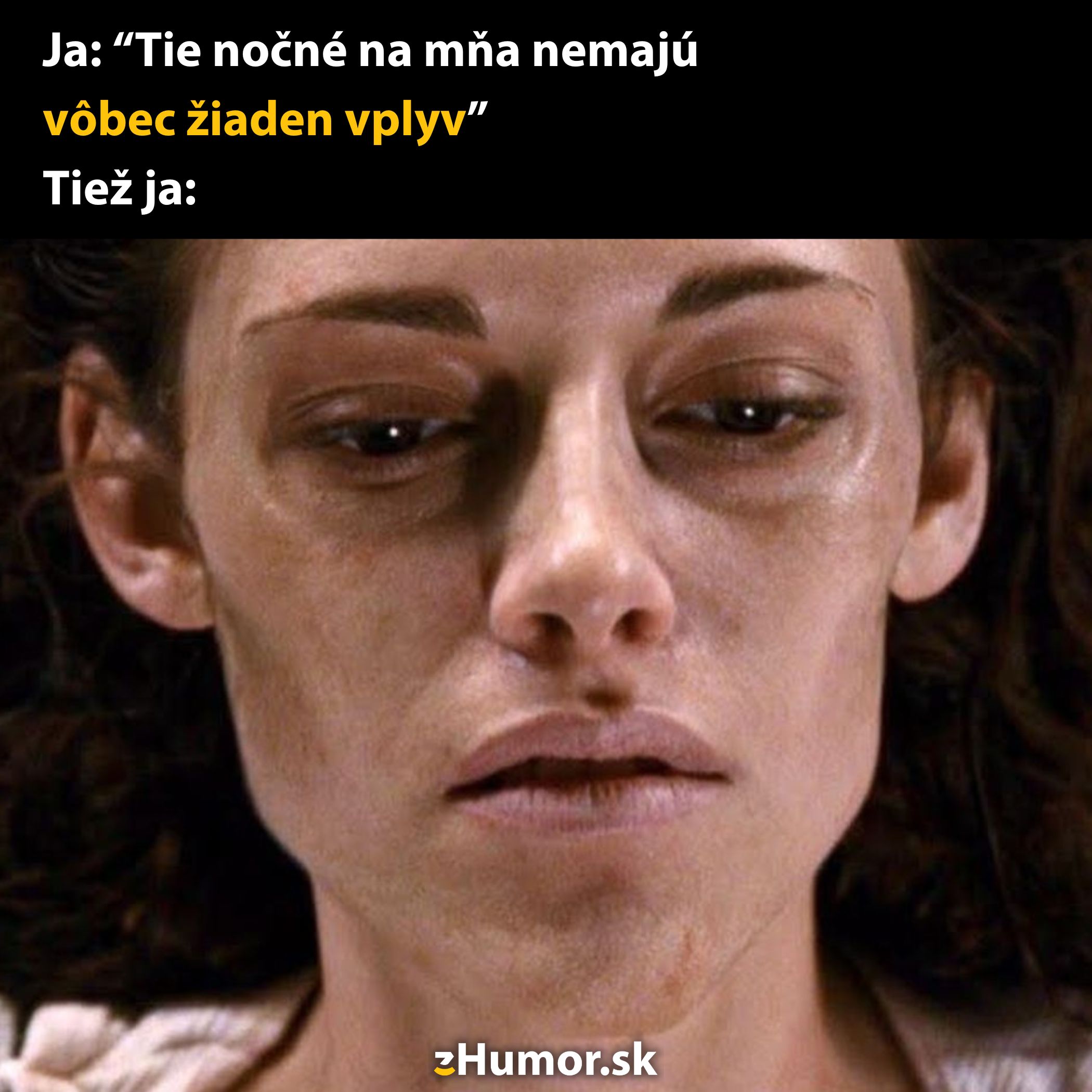 Žena vyčerpaná po nočnej práci, ilustrujúca humor o pracovnom vyťažení.