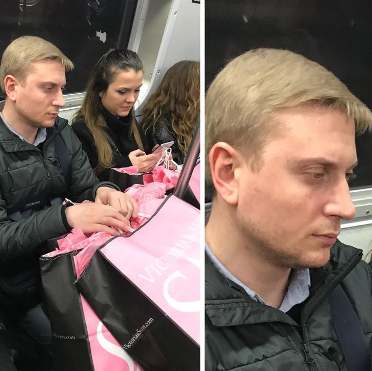 Cestujúci v metre s ružovou nákupnou taškou, sústredene kontroluje obsah.