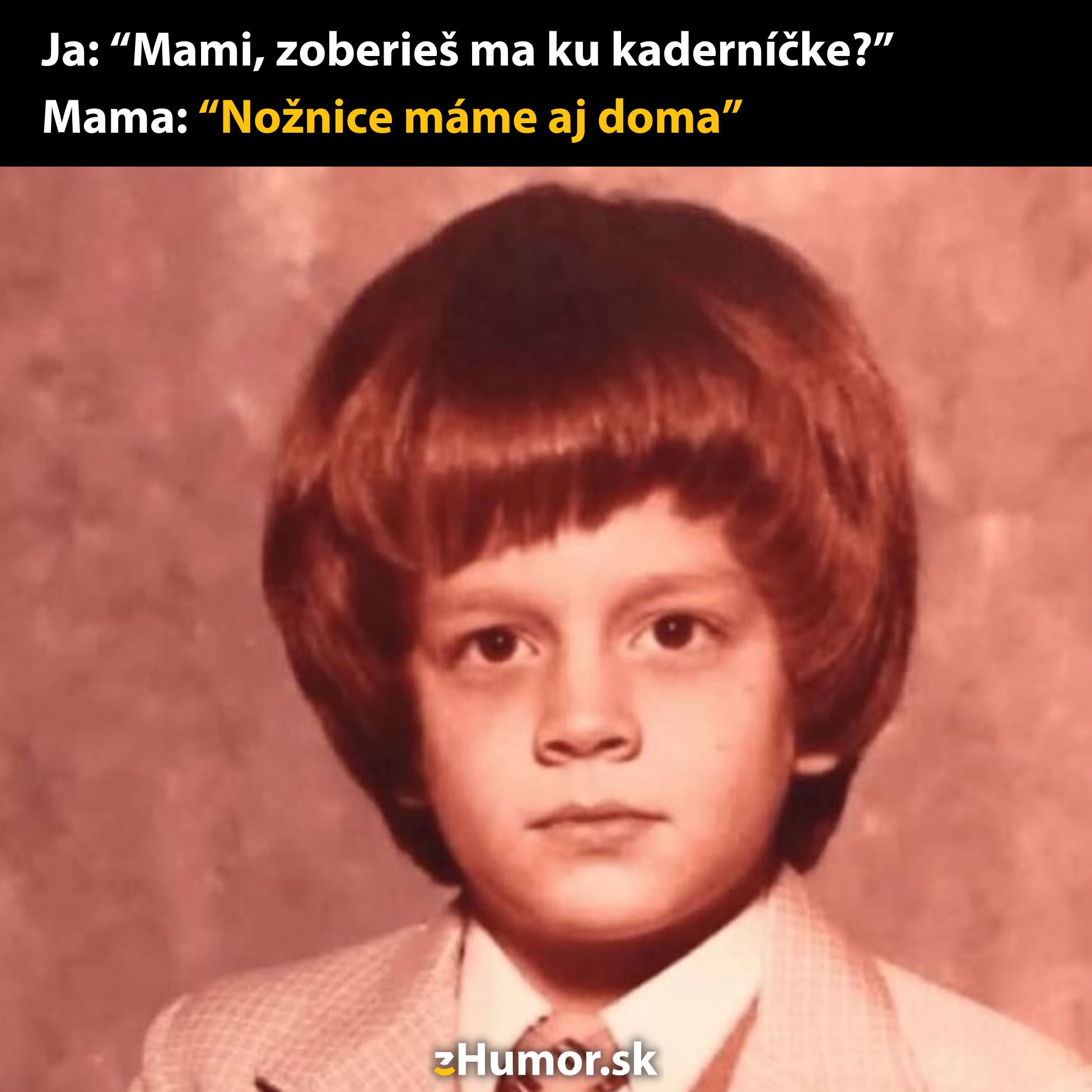 Deti vtip v retro fotke: Mami, ku kaderníčke? Odpoveď: Nožnice doma.