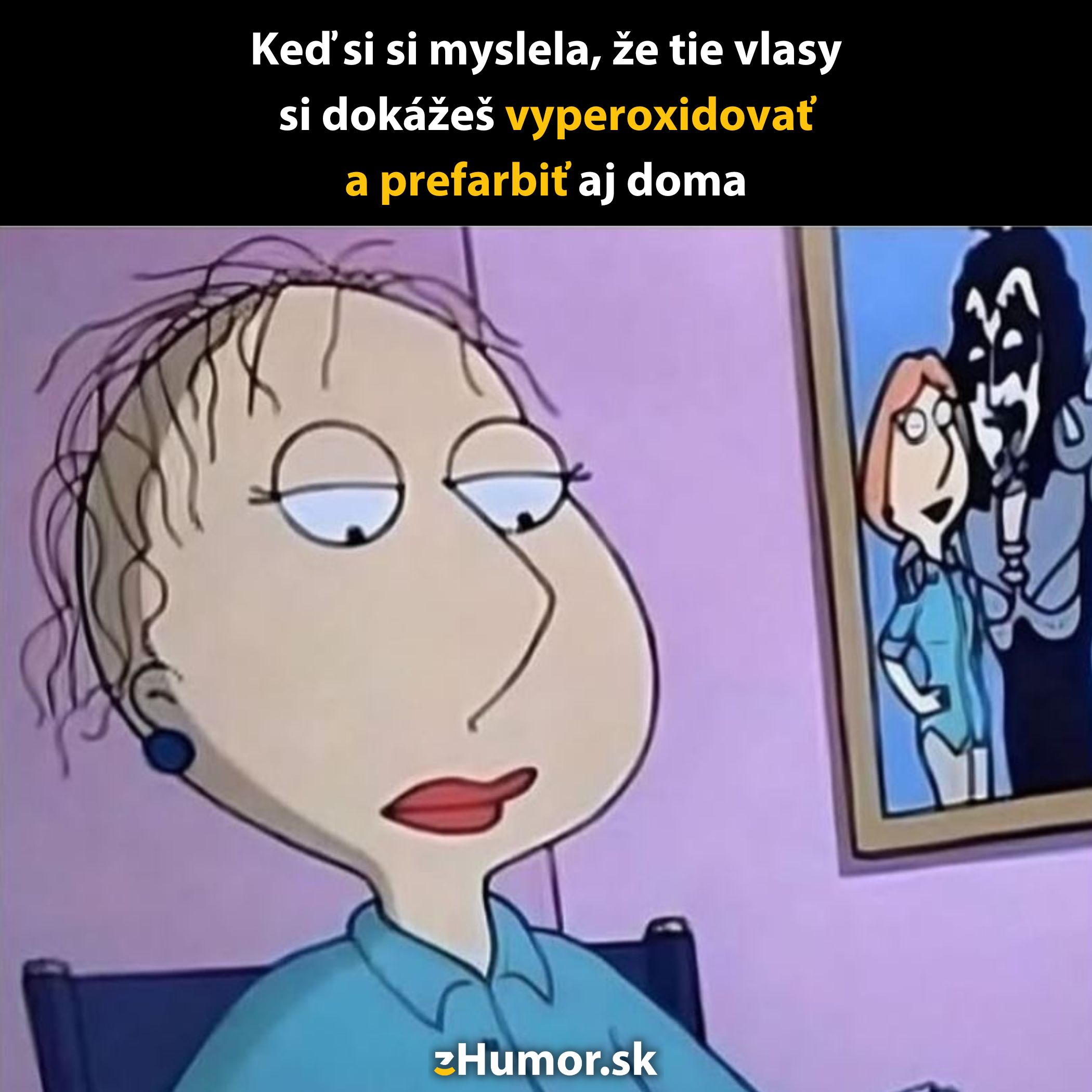 Žena s vtipným účesom po neúspešnom pokuse o domácu úpravu vlasov.