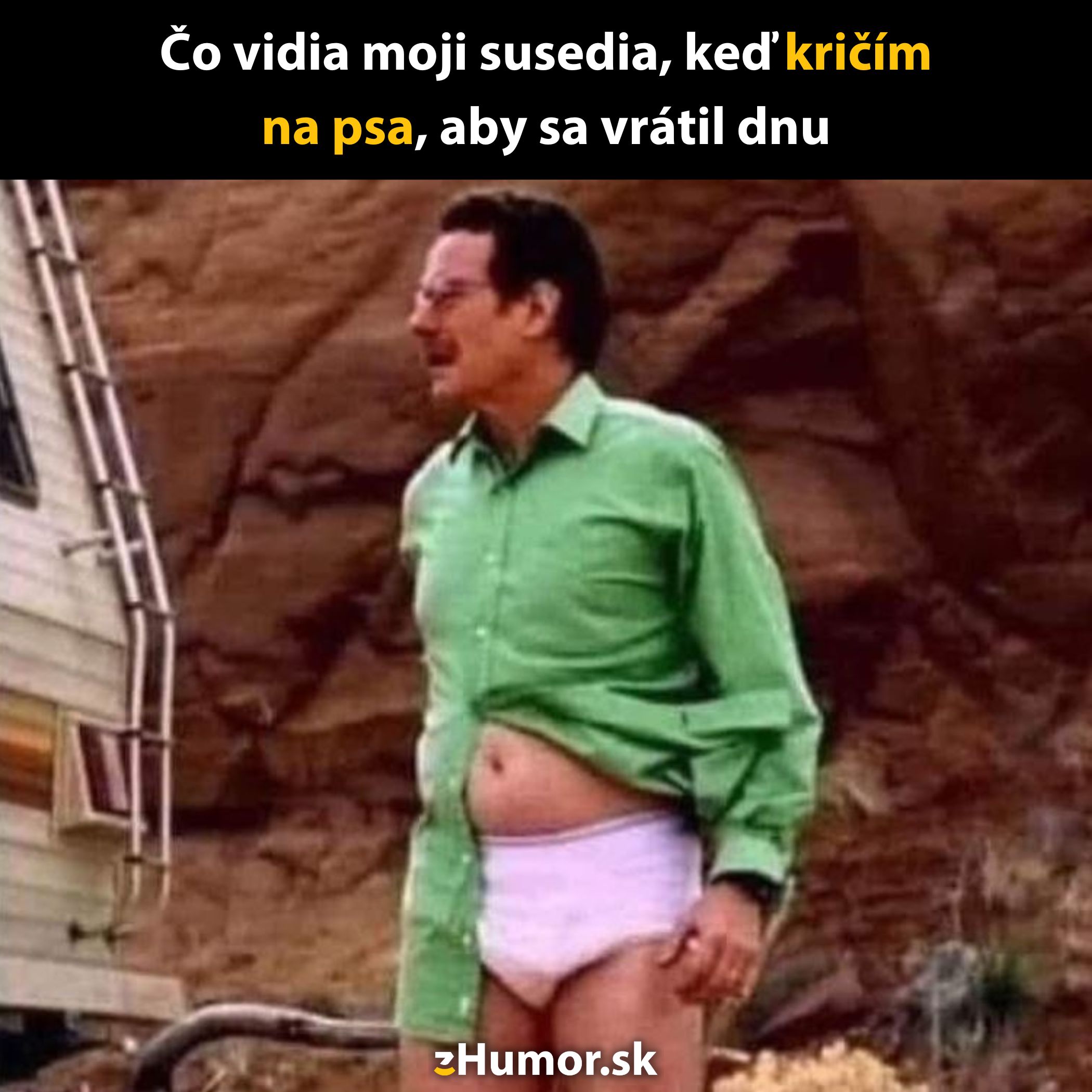 Muž v zelenom košeli a bielych spodkoch stojí vonku, zábavný moment pri karavane.