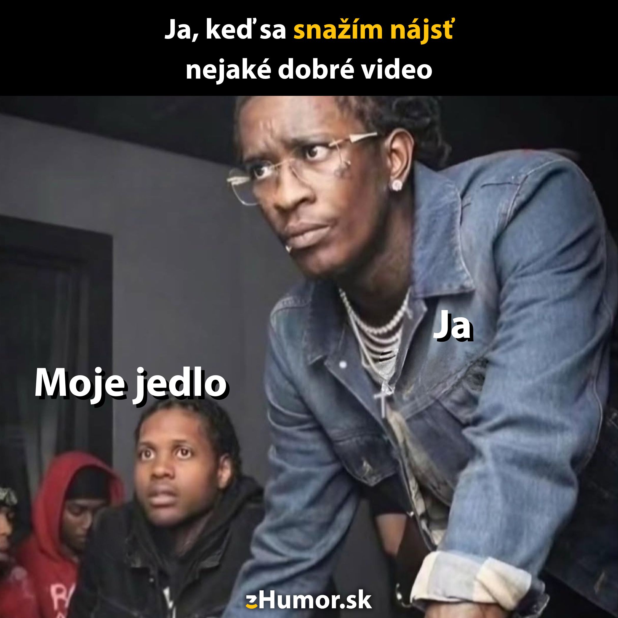 Meme: Osoba sústredene hľadá dobré video, zatiaľ čo jedlo jej venuje pozornosť.