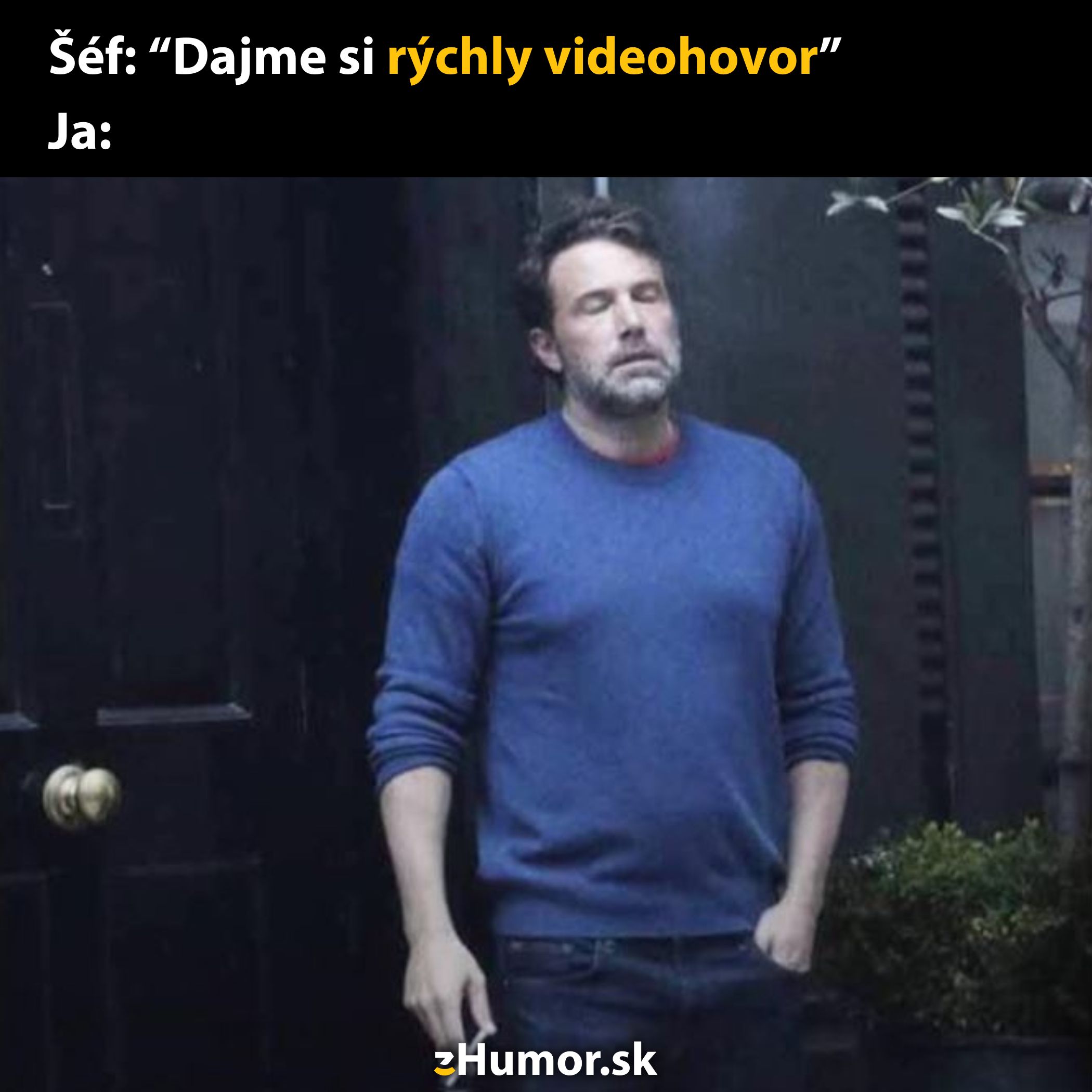 „Unavený muž v modrom svetri pred čiernymi dverami, zdôraznený textom o rýchlom videohovore šéfom.“