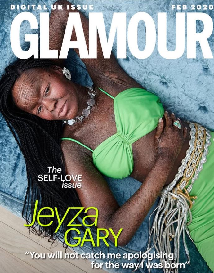 Obálka časopisu Glamour s modelkou v zelených plavkách, zameranie na sebaprijatie a prirodzenú krásu.