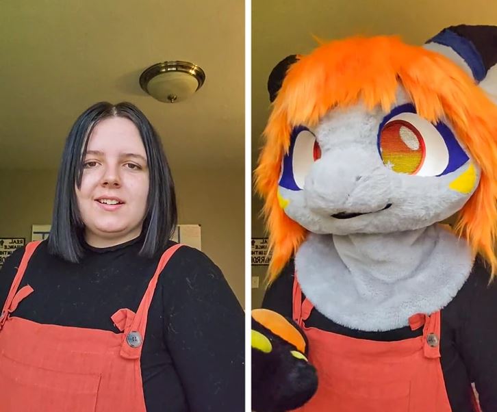 Žena v červených šatách, vedľa maskota s oranžovými vlasmi a veľkými očami.