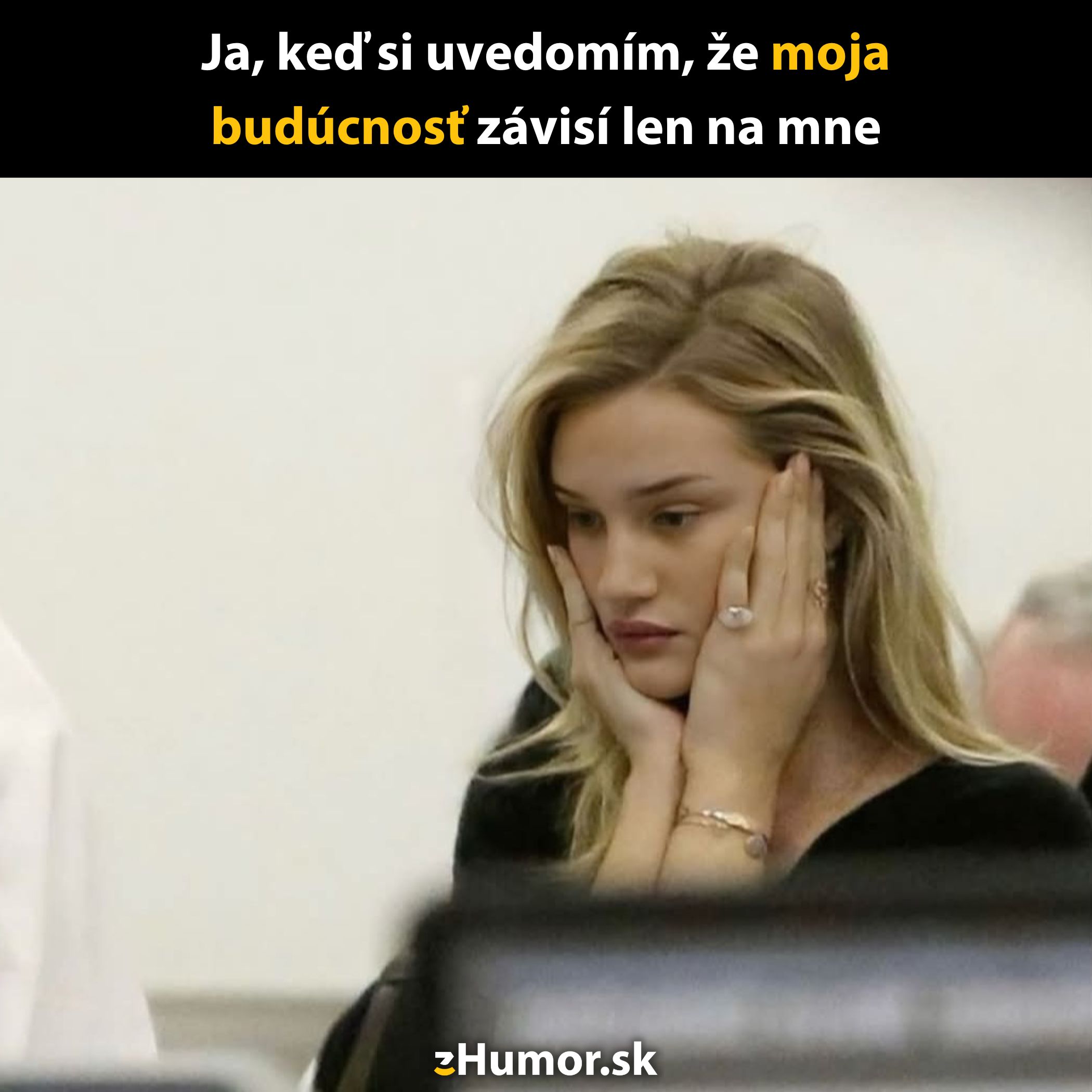 Žena s rukami na tvári, premýšľajúca, že jej budúcnosť závisí len na nej, s bledým pozadím.