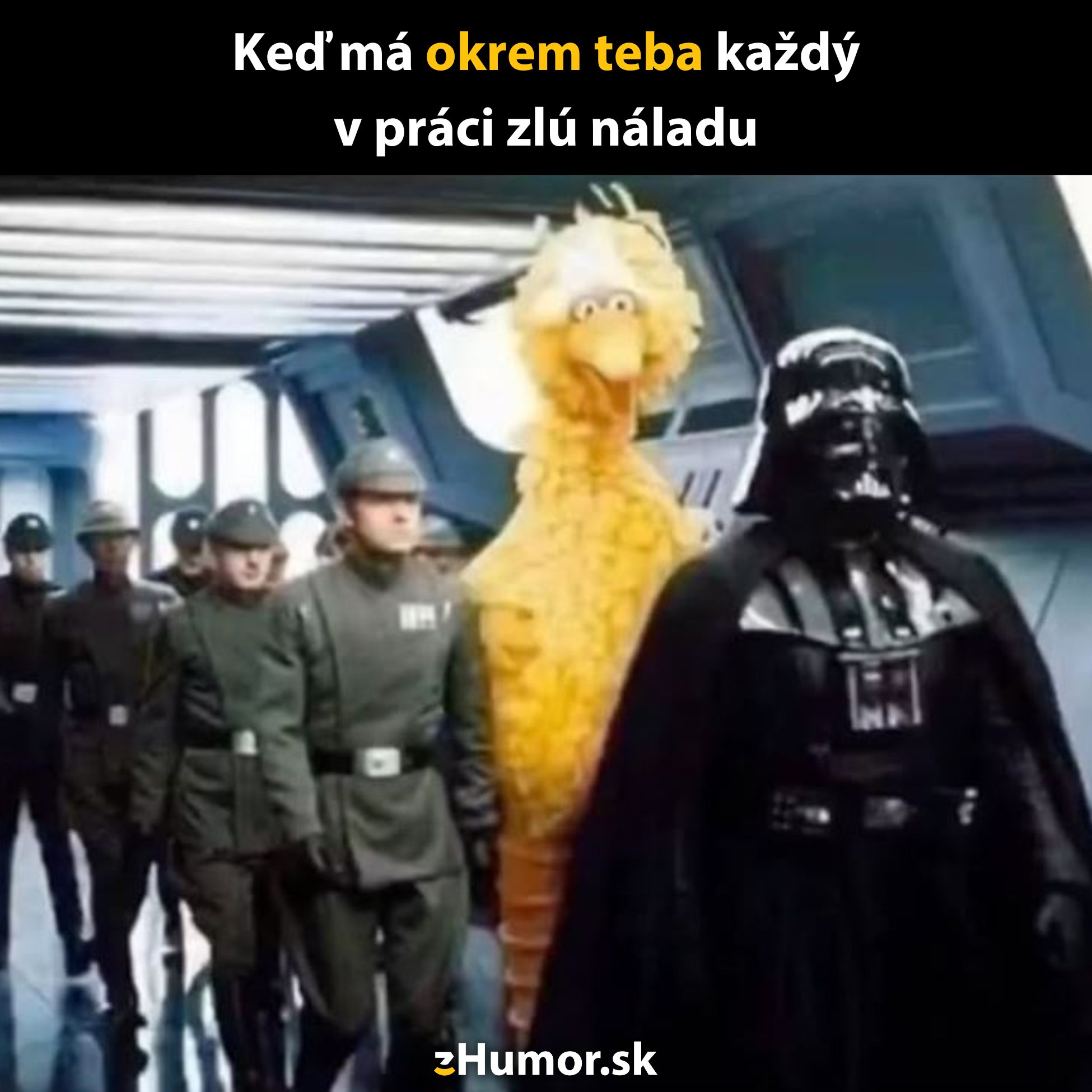 Veľký vtáčik medzi vážnymi vojakmi na lodi Star Wars, vyčnieva svojou veselou prítomnosťou.