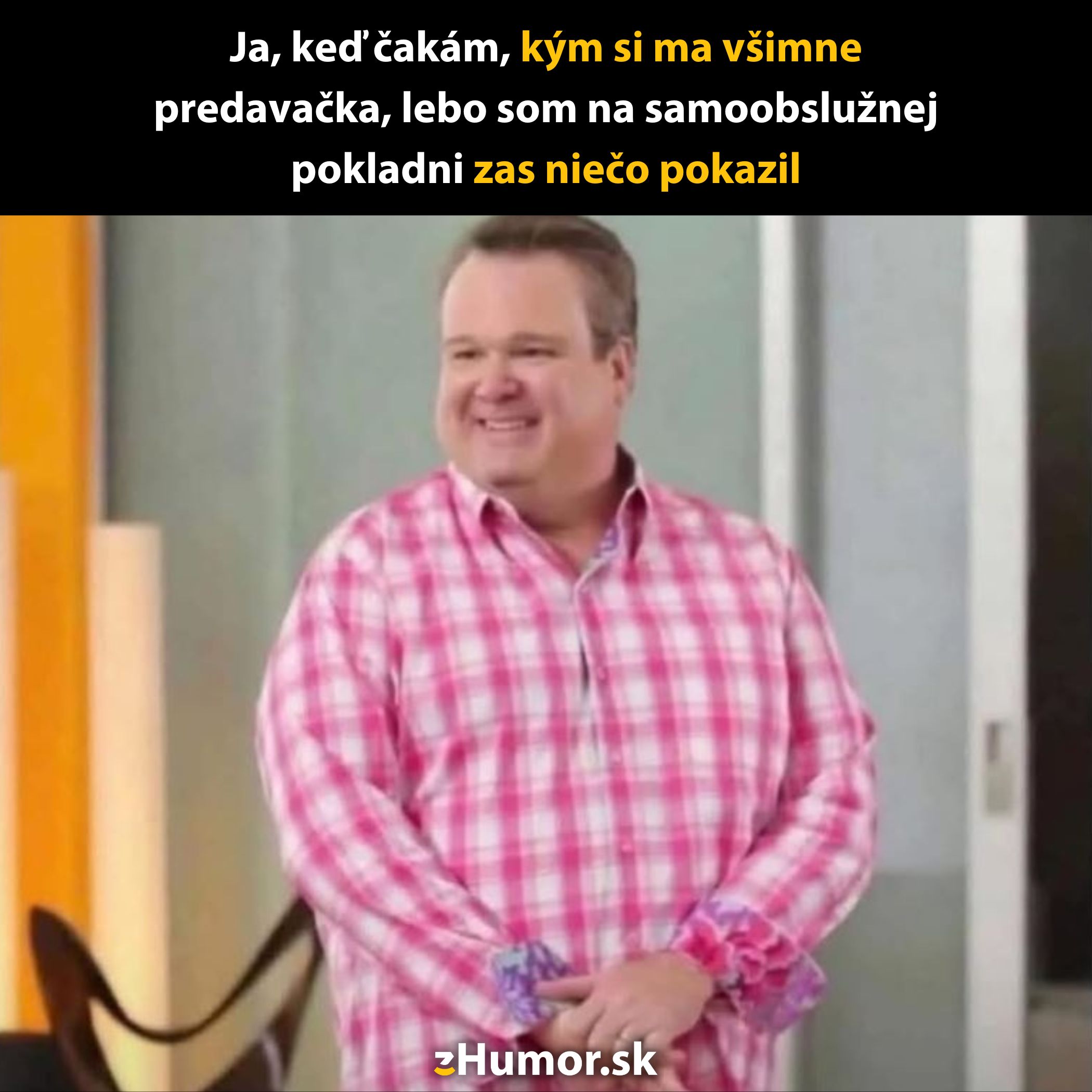 Osoba v ružovej košeli nervózne čaká v obchode po chybe na samoobslužnej pokladni.