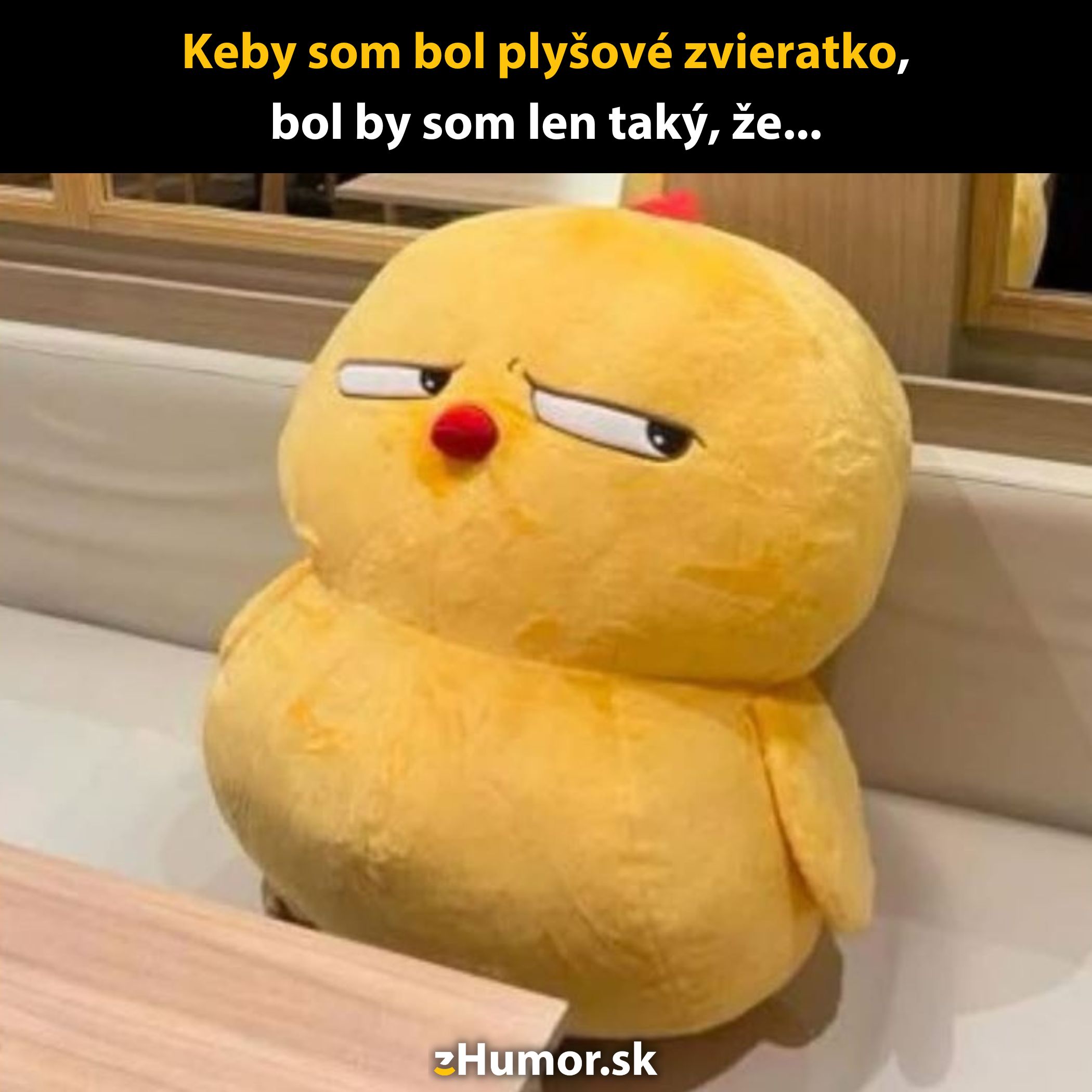 Plyšové žlté zvieratko s nevraživým výrazom sedí na pohovke, nápis: „Keby som bol plyšové zvieratko...“
