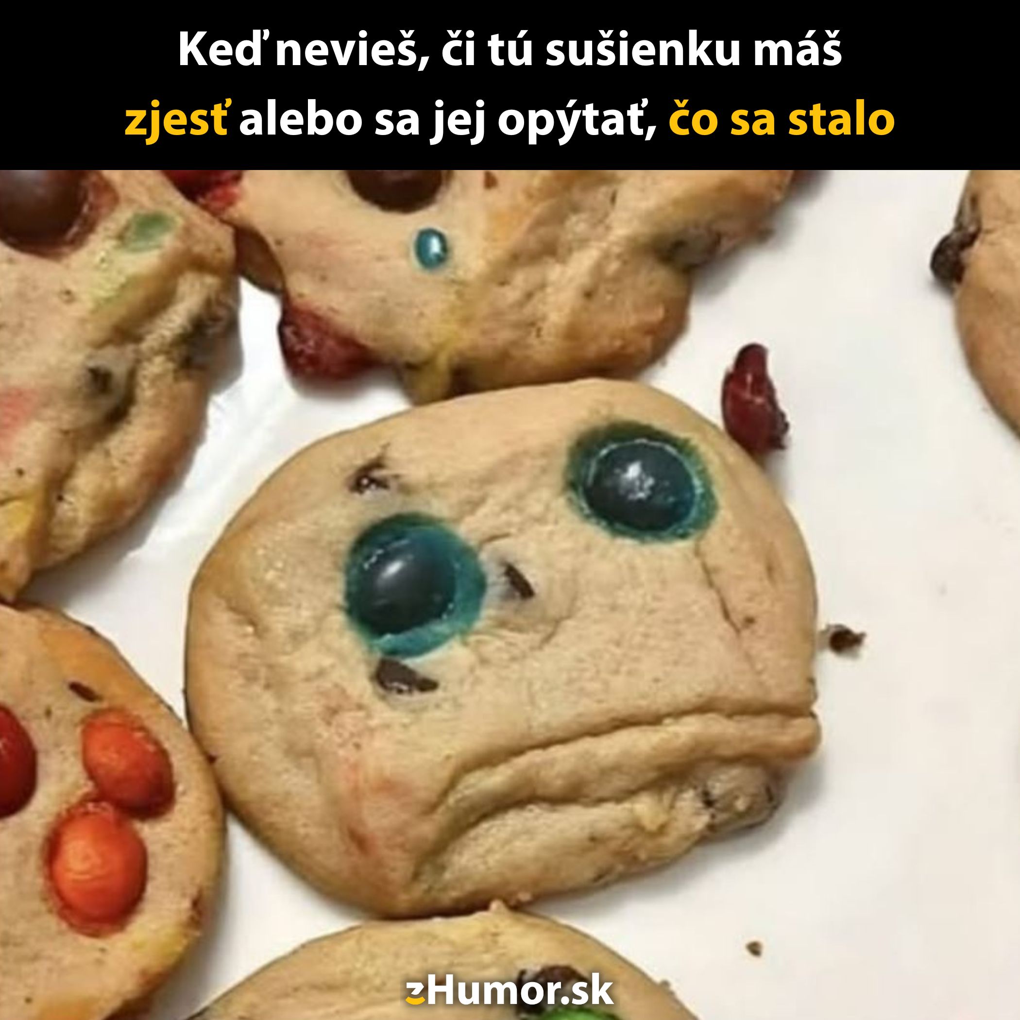 Smiešna sušienka s netypickým výrazom tváre, vyrobená z čokoládových kociek a farebných cukríkov.