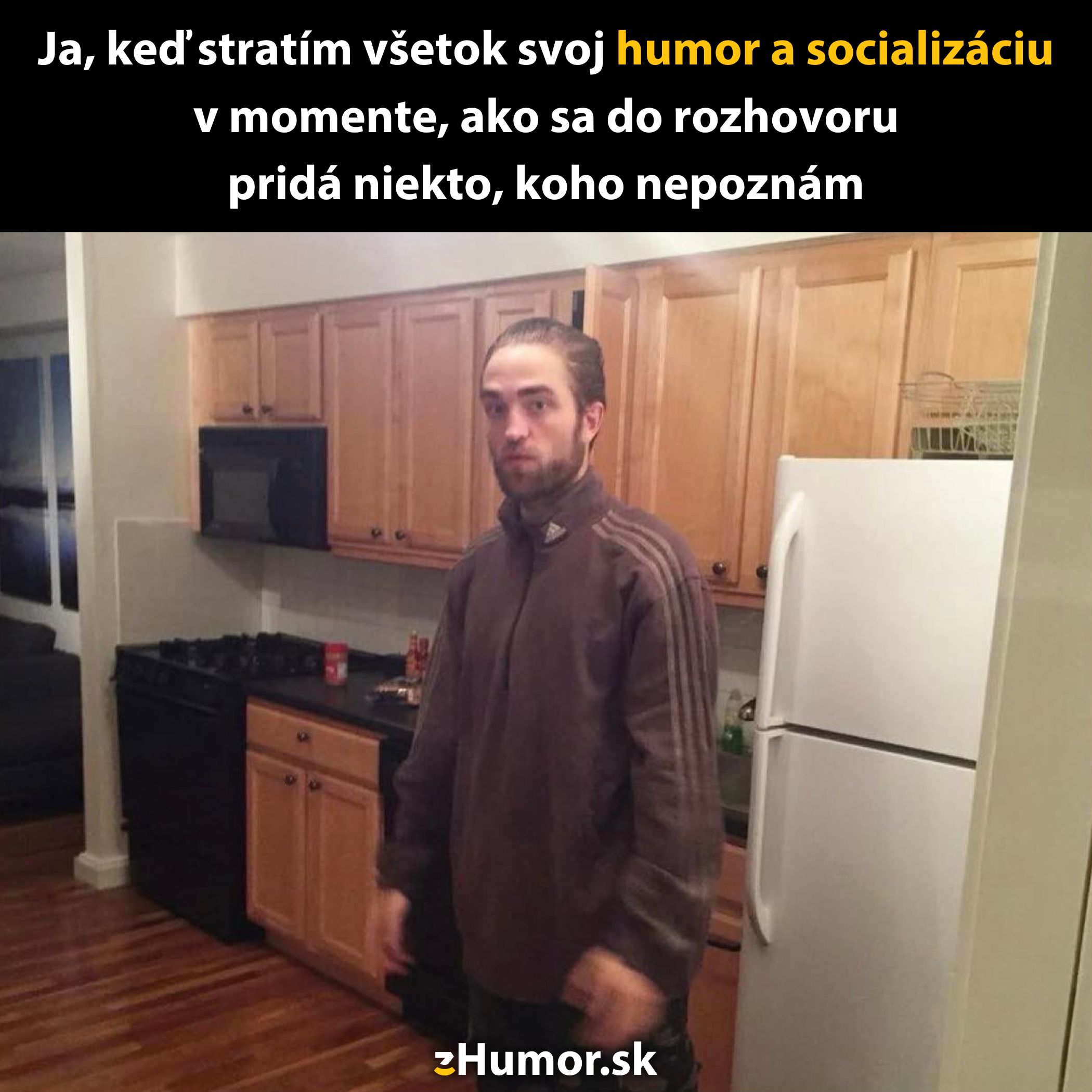 Osoba stojí v kuchyni s výrazom zmätku a neistoty, text vtipne opisuje stratu humoru pri stretnutí s cudzím človekom.