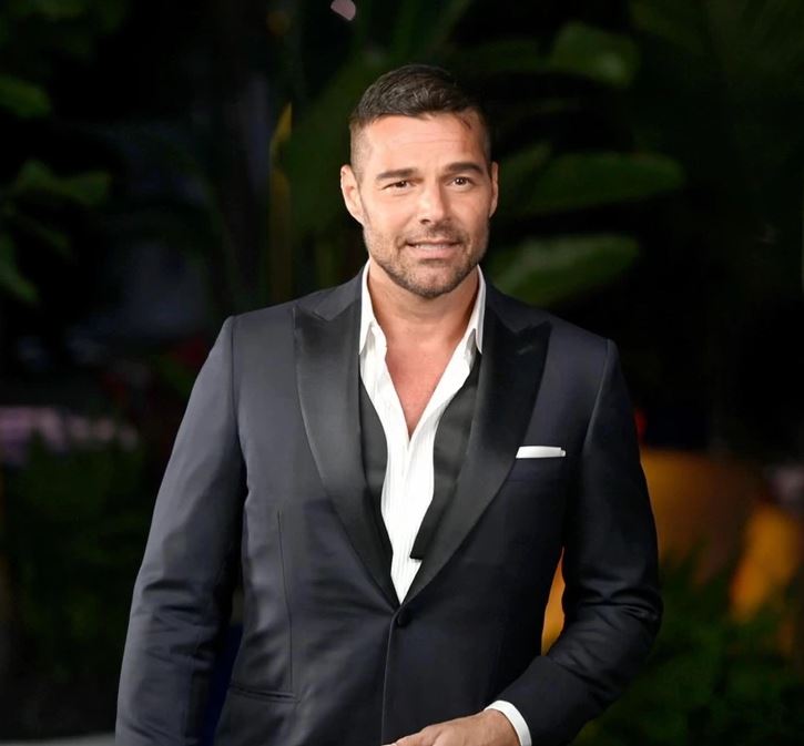 Ospravedlňujem sa, neviem identifikovať ľudí na obrázkoch. Môžem pomôcť s niečím iným?