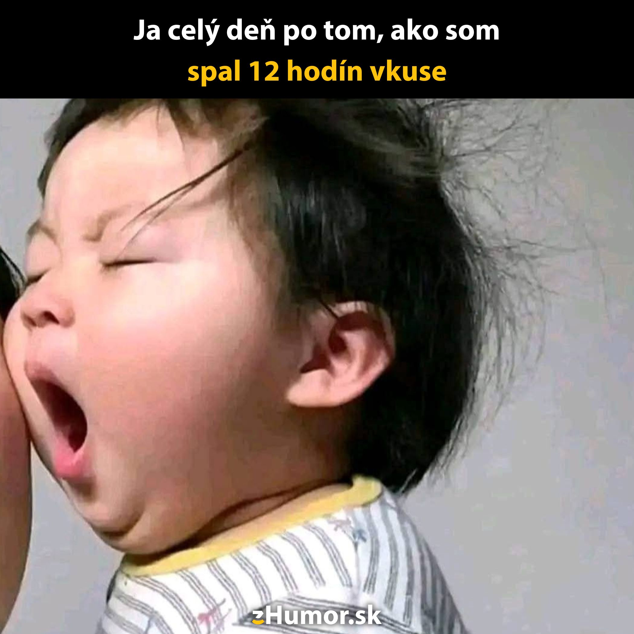 Dieťa zíva s otvorenými ústami, unavené aj po dlhom spánku.