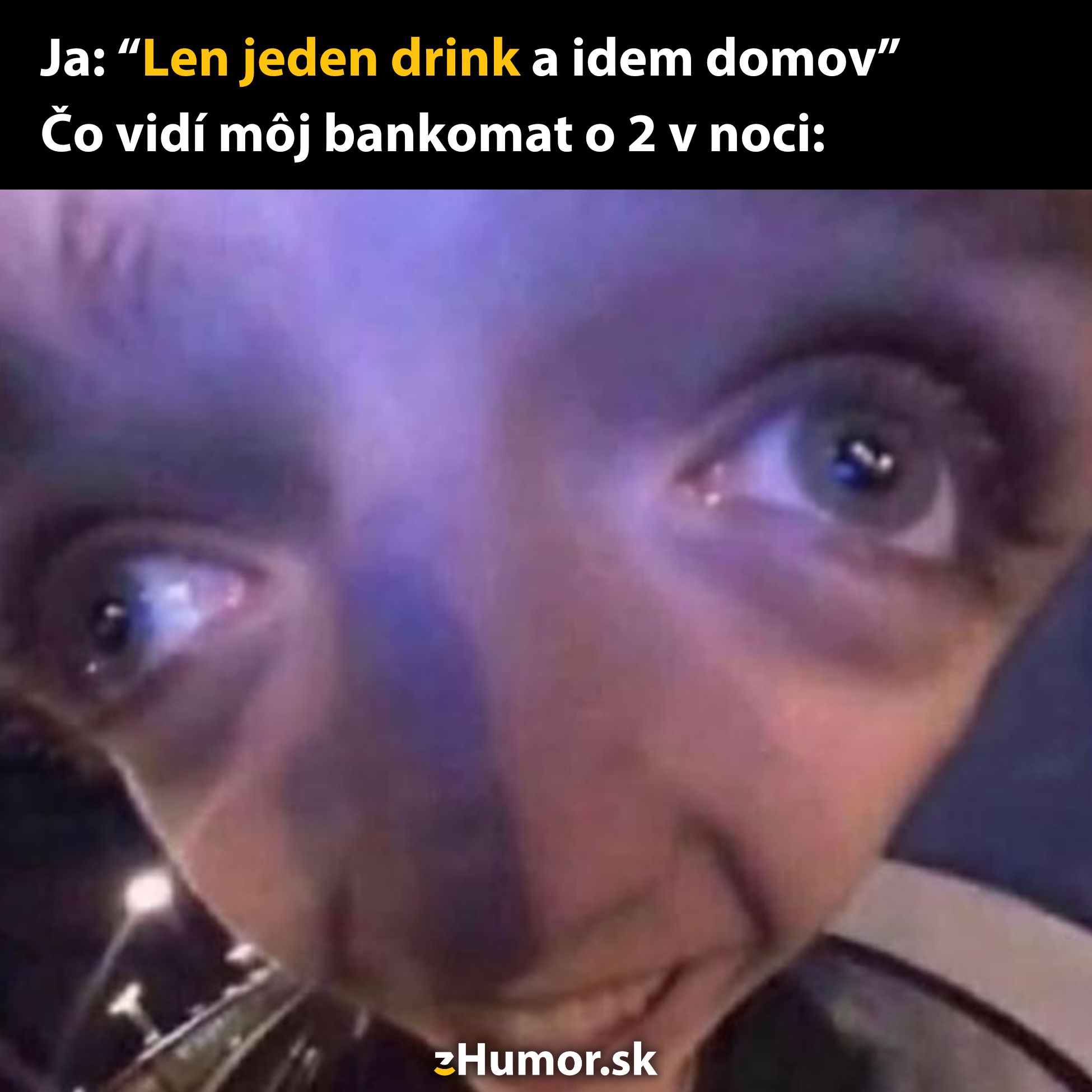 Osoba pohľad blízko kamery, vtipný text o nočných výletoch k bankomatu.