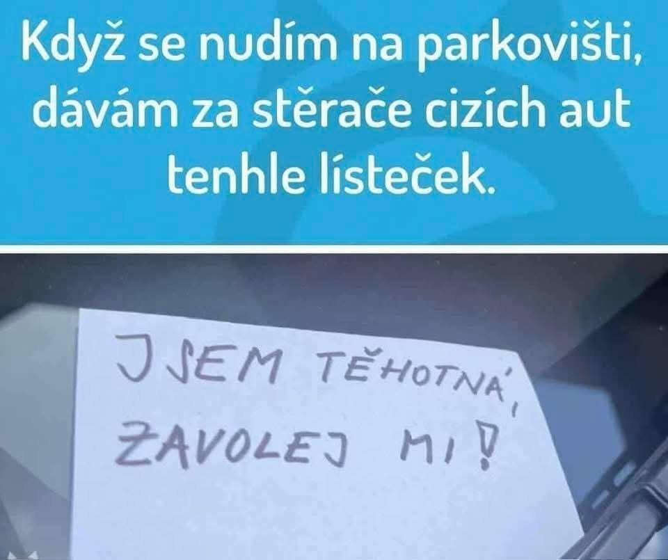 Zábavný moment na parkovisku: Vtipný odkaz za stieračom auta s nečakaným odhalením.