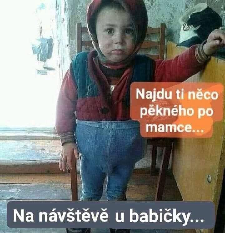 Malé dieťa oblečené vo veľkých šatách stojí v izbe, s popiskom o návšteve u babičky.