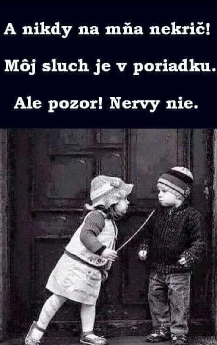 Dievčatko s naištvaným výrazom napomína chlapčeka, humorný nadpis o sluchu a nervoch nad nimi.