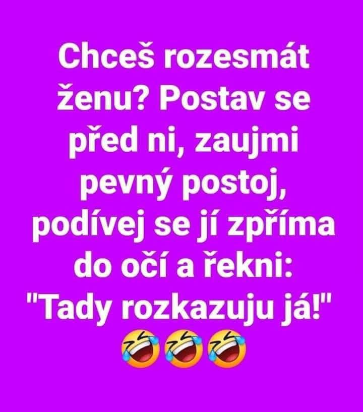 Vtipný text o tom, ako vyvolať smiech u ženy, s emotikonmi so slzami smiechu.