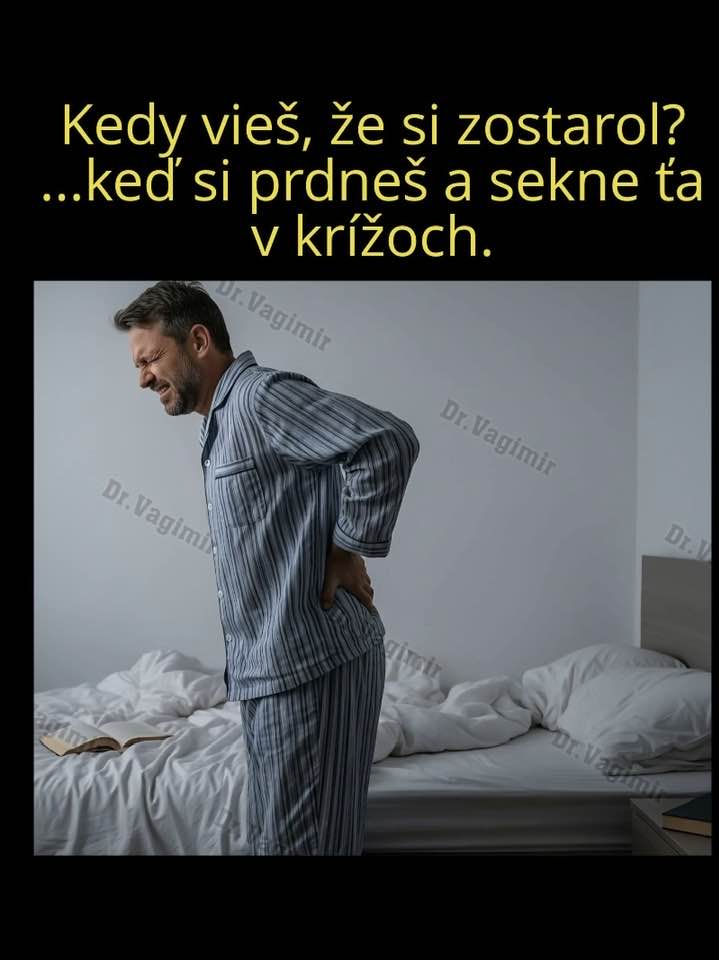 Muž v pyžame sa drží za kríže a vyjadruje bolesť v chrbte. Text: Kedy vieš, že si zostarol?...