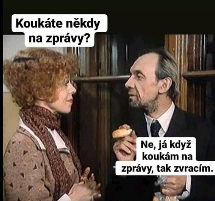 Dvojica pri rozhovore o sledovaní správ s humorným textovým bublinami.